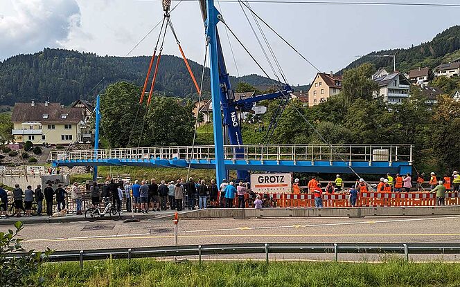 Im Bau: Radwegbrücke über die Murg bei Weisenbach