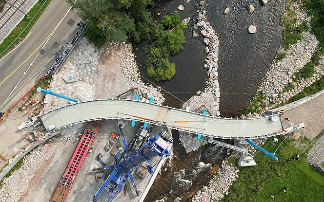 Luftaufnahme der Radwegbrücke über die Murg bei Weisenbach