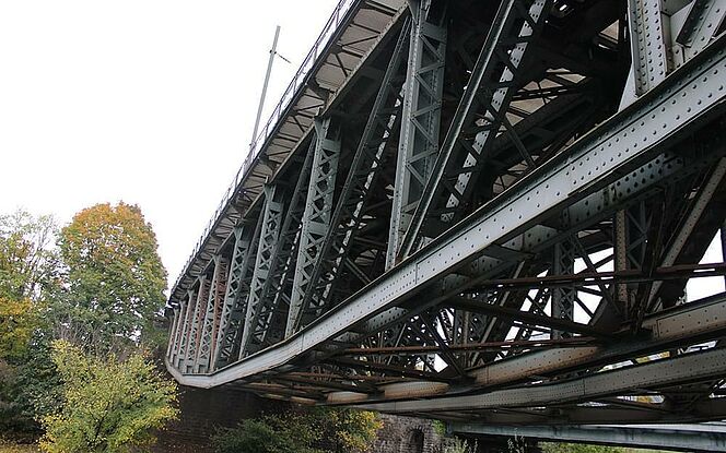 Stahlbrücke von unten