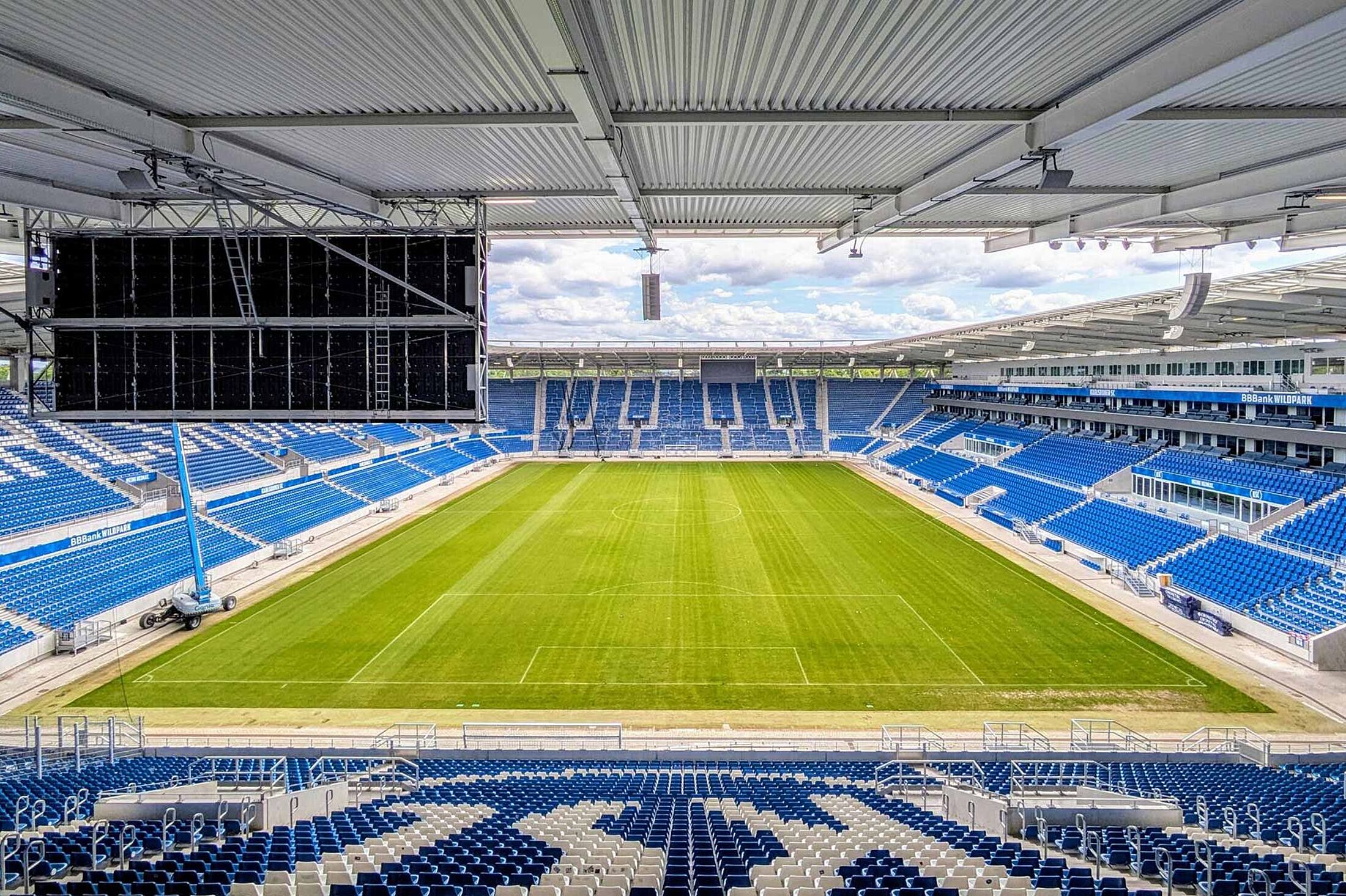 Blick ins leere KSC Stadion