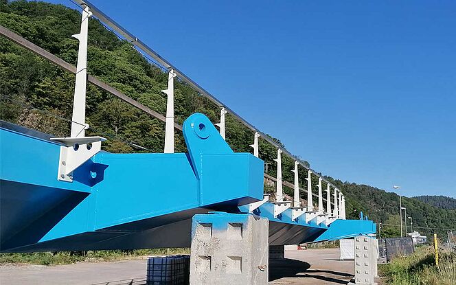 Seitenansicht der neuen Radwegbrücke in Weisenbach