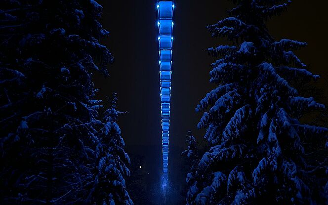 Beleuchteter SkyWalk von unten, nachts, im Winter