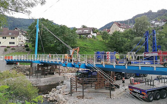 Die Radwegbrücke im Bau
