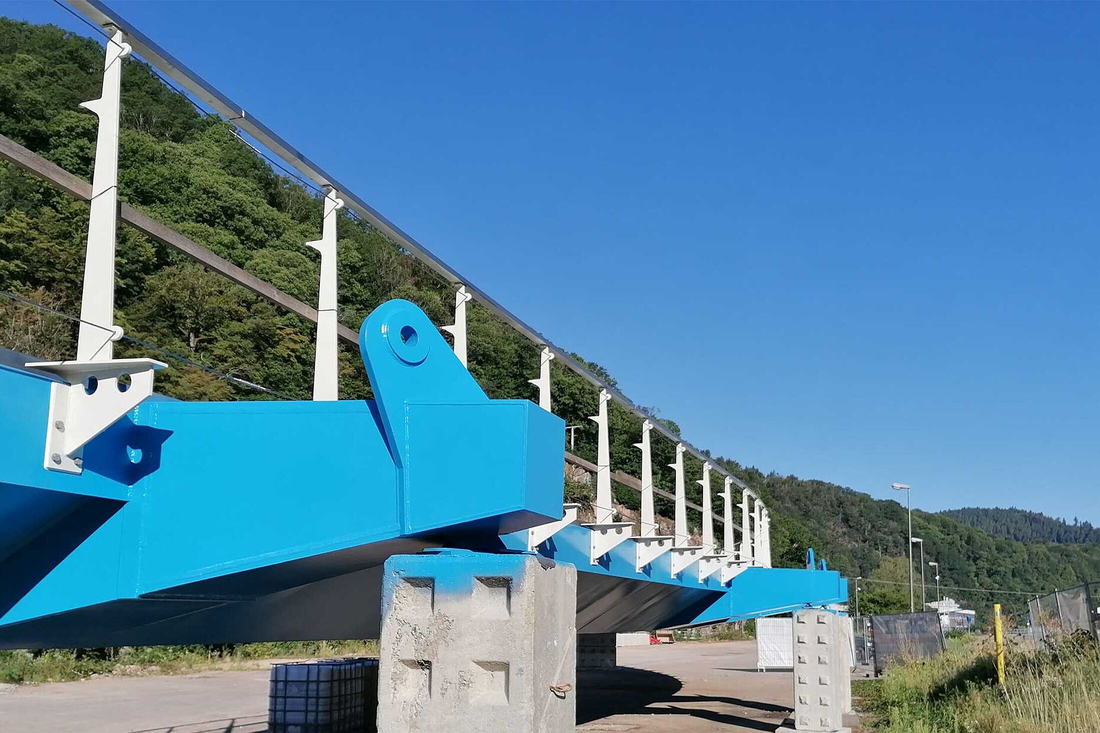 Seitenansicht der Radwegbrücke über die Murg bei Weisenbach